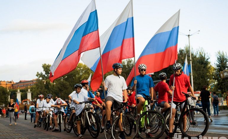 В триколоре на велосипеде: День российского флага отметили в Хабаровске