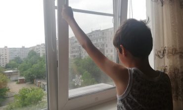 «Москитка» не поможет: почему дети падают из окон