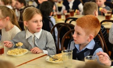 Мечта о сосиске: власти ищут деньги на школьные завтраки