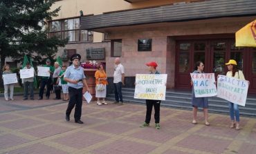 Выборы для всех: хабаровские эсеры пикетировали краевую Закдуму