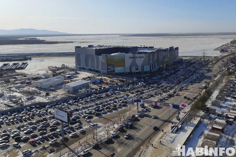 Автомобильные пробки у нового торгового центра в Хабаровске