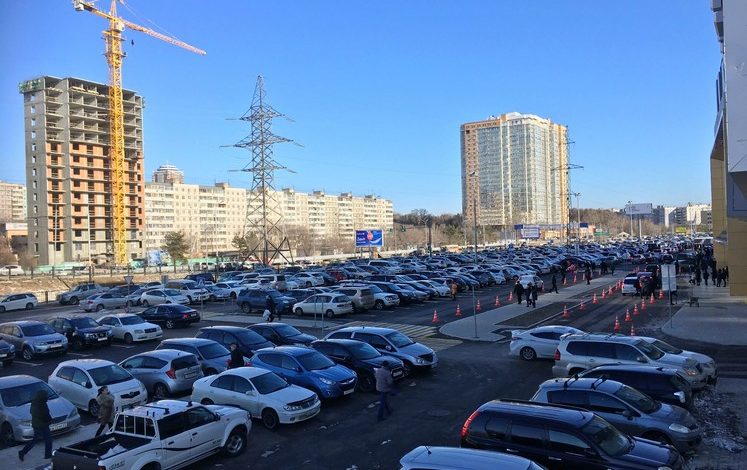 Автомобильные пробки у нового торгового центра в Хабаровске