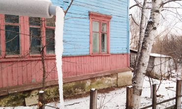 Жители деревянных бараков сливают нечистоты под окна соседей