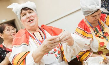 Веселый фастфуд: хабаровские пенсионеры отожгли на «Вареник-party»