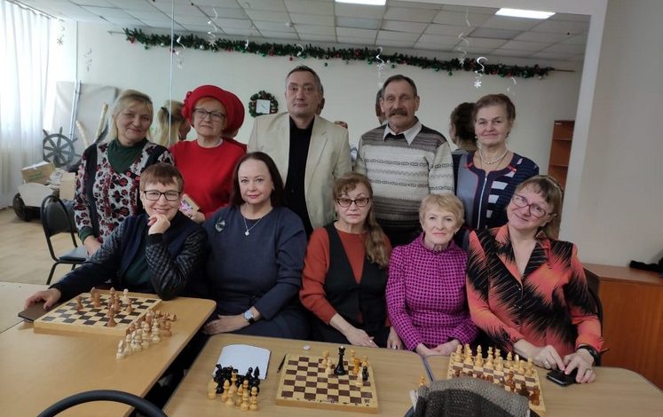 Шахматы и дача: хабаровским пенсионерам есть чем заняться на самоизоляции