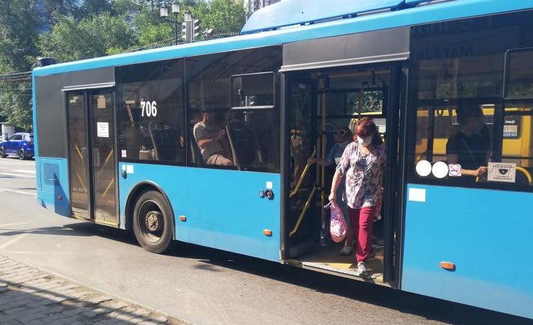 Хабаровчан пытаются убедить носить маски в автобусах