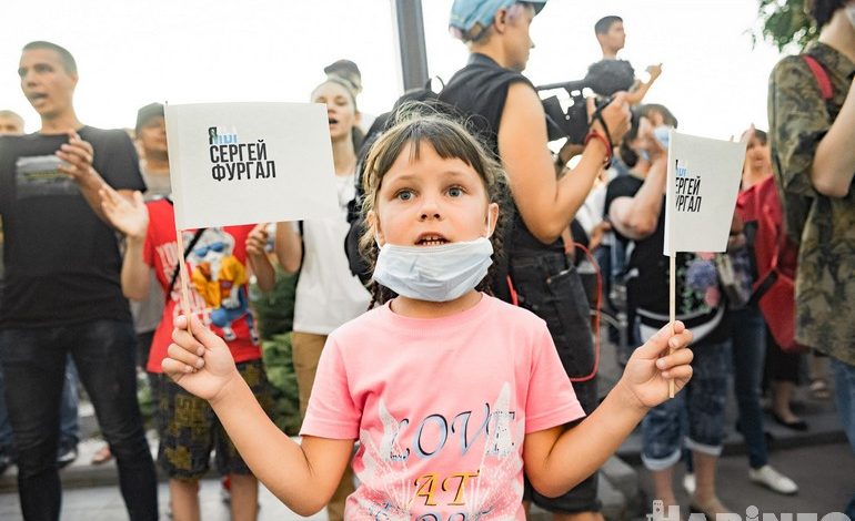 Детям на митинге не место: штрафовать или нет родителей за это?