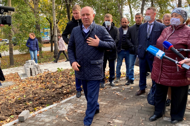 Активисты, дольщики и мэр: как Сергей Кравчук объезжал скверы и долгострой