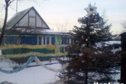 Семья Гайворонских украсила домик и территорию перед ним на радость себе и соседям.