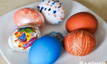 Четыре простых способа покрасить яйца на Пасху