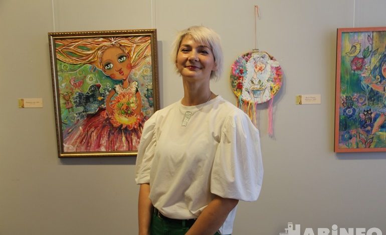 Женское счастье и не только: в Хабаровске открылась выставка художницы Анны Тюриной