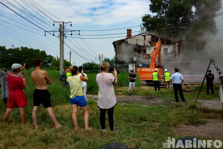 В Хабаровске снесли барак: 27 человек больше не живут «как скот»