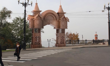 Огромный булыжник вместо арки Цесаревича установили в Хабаровске