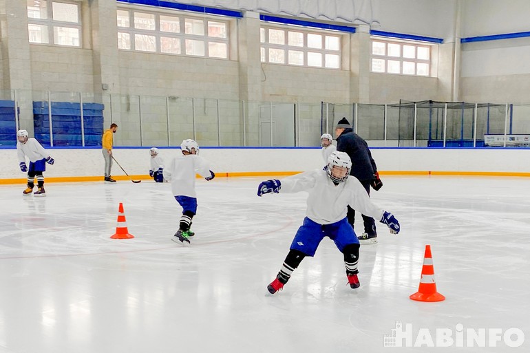 Лёд, клюшка и шайба со звуком: почему в хоккей теперь играют почти вслепую?