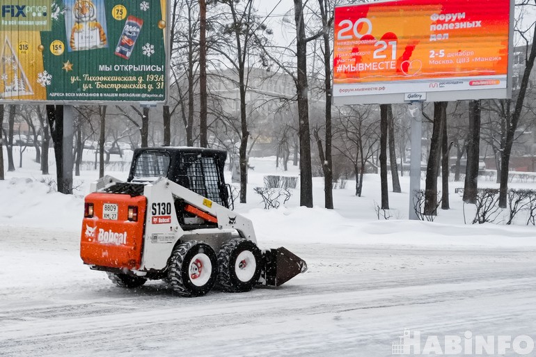 Больше миллиона тонн снега нужно вывести: как проходит очередной циклон в Хабаровске