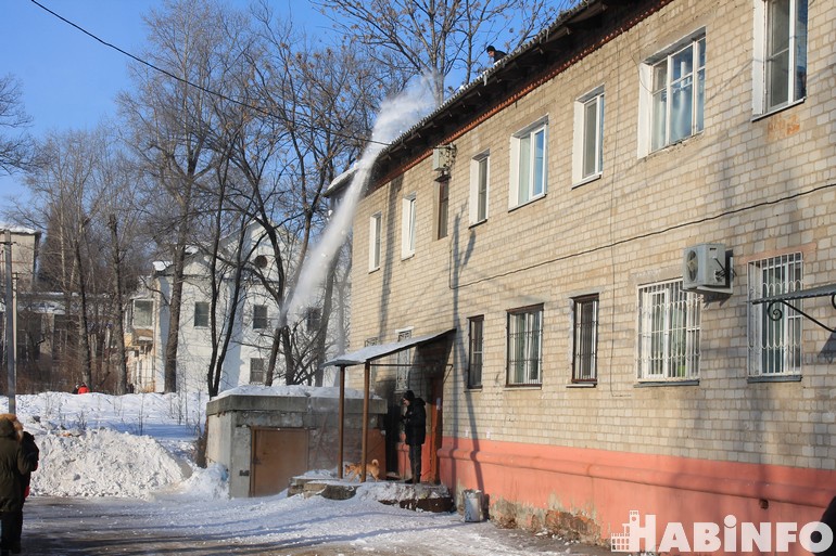 Уже весна близко, а Хабаровск все еще борется со снегом