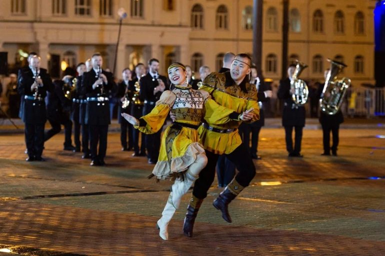 Не хомусом единым: якутские музыканты сыграли марш на «Амурских волнах»