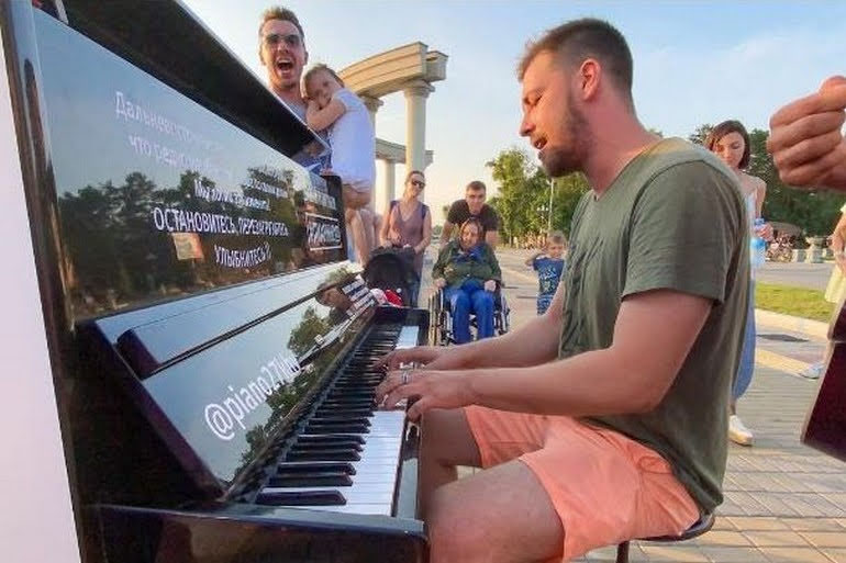 Кто и зачем устанавливает пианино на улицах Хабаровска