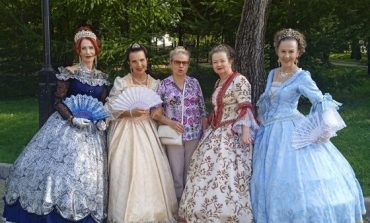 Пенсионеры в старинных костюмах устроили дефиле по набережной Хабаровска