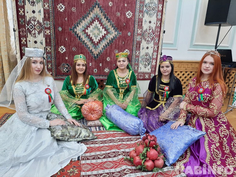 Армуду слепили и шекербуру попробовали. Что азербайджанцы праздновали в Хабаровске