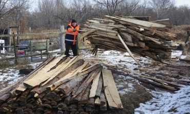 Семьи мобилизованных обеспечивают дровами