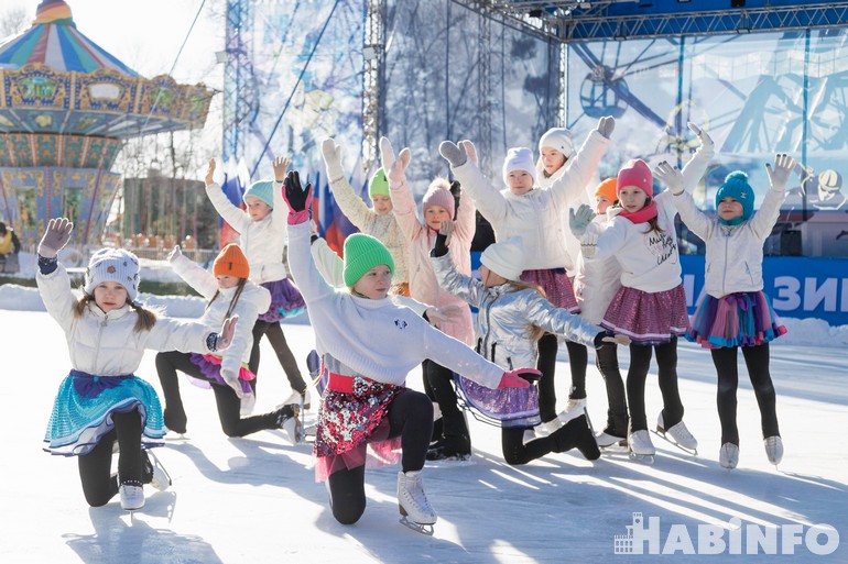 Самые активные и закалённые открыли «народный каток» в Хабаровске