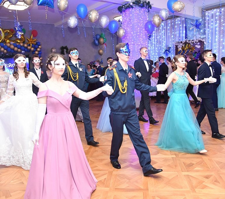 Танцы патриотов: как юнармейцы в Хабаровске год провожали