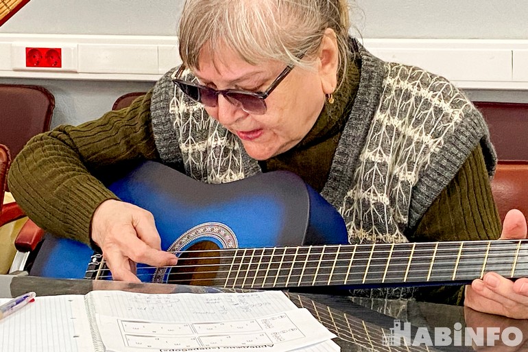 О чём мечтают пенсионеры с гитарами в руках?