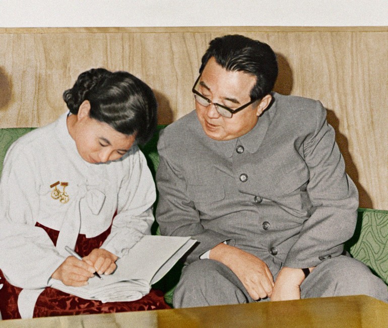 Фотовыставка по случаю 111-летия со дня рождения великого Ким Ир Сена