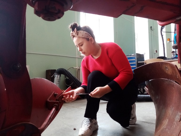 Девушки-трактористы: подготовка кадров для сельхозпредприятий края