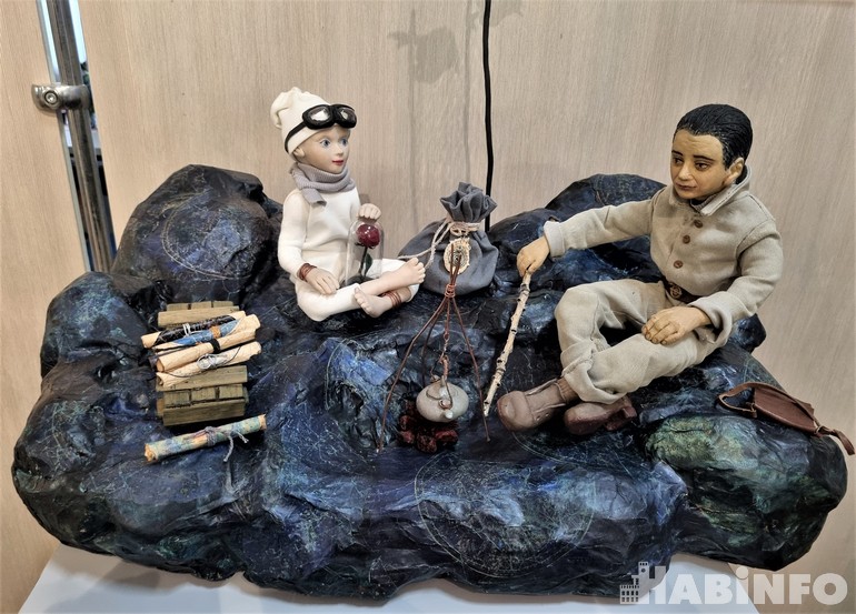 Кукольные встречи в синем городе: открылась новая выставка в художественном музее