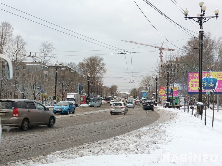 Снега мало не бывает: как Хабаровск справляется со стихией